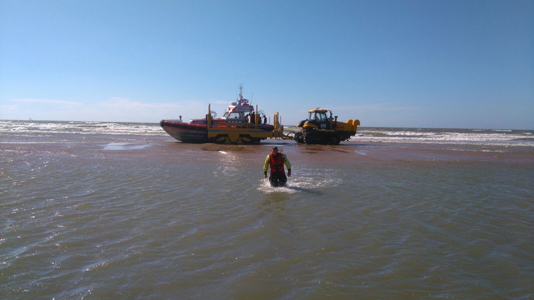 KNRM Katwijk redt surfer met materiaalpech uit zee